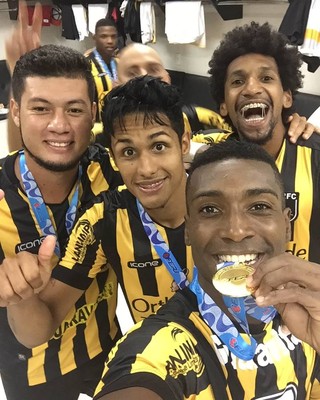 Bruno Barra até mordeu a medalha na selfie com os companheiros (Foto: Reprodução/Facebook)