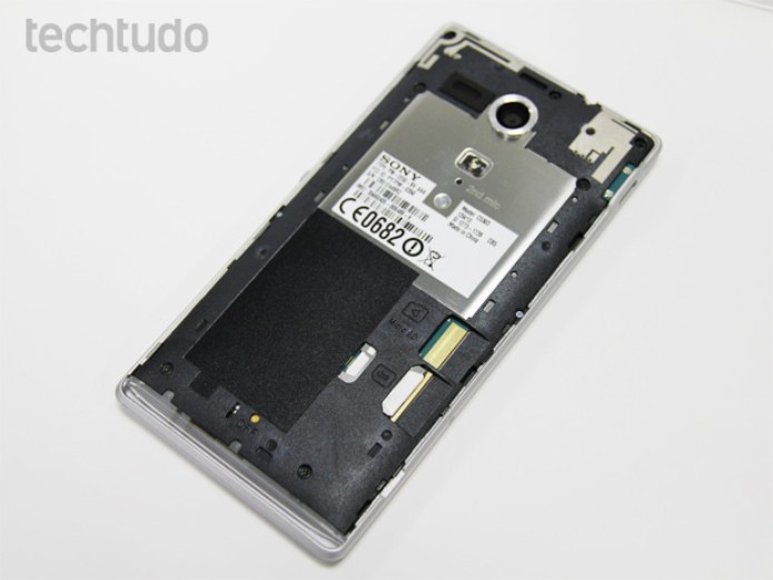 Xperia SP sem a tampa traseira: espaço para SIM e cartão microSD (Foto: Isadora Díaz/TechTudo) Xperia SP sem a tampa traseira: espaço para SIM e cartão microSD (Foto: Isadora Díaz/TechTudo)