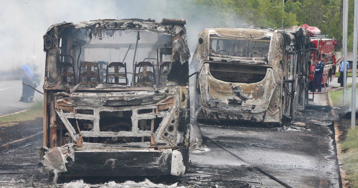 G Tr S Nibus S O Incendiados Durante Reintegra O De Posse Ao Lado