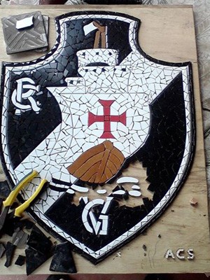 Símbolo do Vasco feito em mosaico por pedreiro (Foto: Willam Pereira/Reprodução)