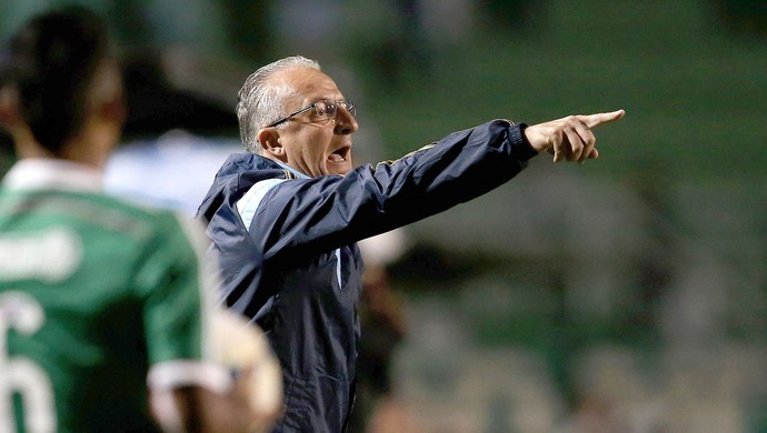Dorival comemora vitória, fuga do Z-4 e elogia Valdivia: 