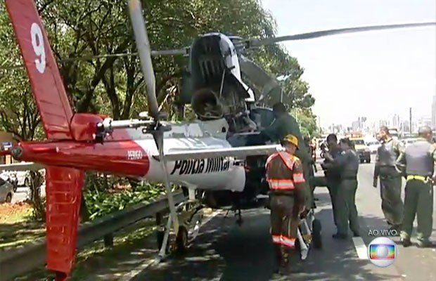 Técnicos tentam reparar o helicóptero Águia da PM encostado na pista expressa da Marginal Pinheiros (Foto: TV Globo/Reprodução)