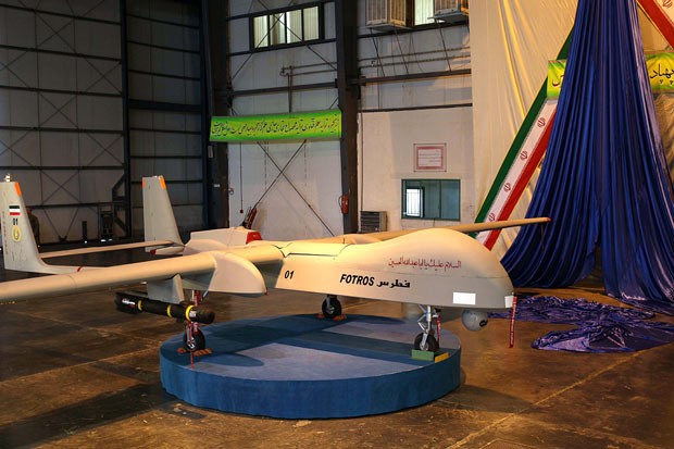 O drone iraniano Fotros é apresentado nesta segunda-feira (18) em cerimônia em Teerã (Foto: ISNA/AFP) O drone iraniano Fotros é apresentado nesta segunda-feira (18) em cerimônia em Teerã (Foto: ISNA/AFP)