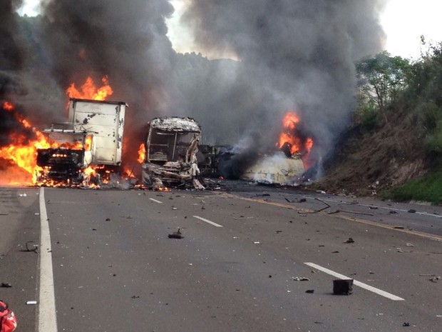 Após engavetamento, caminhão carregado com combustível pegou fogo (Foto: Hugo Abucarub/Arquivo Pessoal)