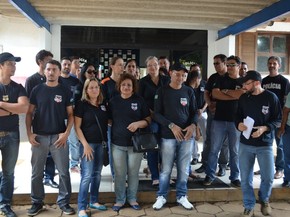 Servidores da Polícia Civil de Vilhena vestiram-se preto em apoio ao ato nacional (Foto: Aline Lopes/G1)