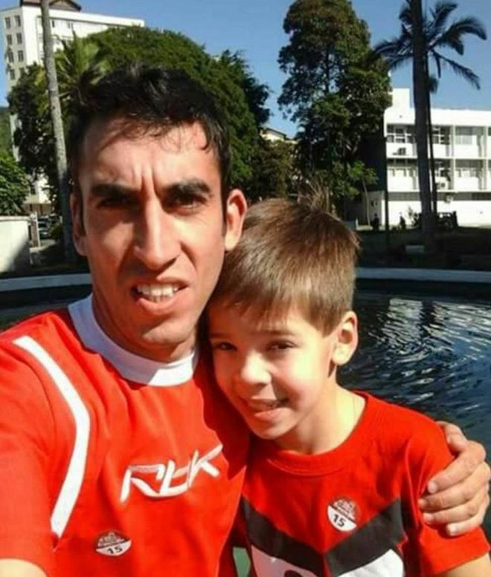 Fernano Sierra foi buscar Felipe na escola na quinta-feira; no sábado, os dois foram encontrados sem vida a 150 km de Montevidéu, capital do país  (Foto: Campanha de buscas / Facebook)