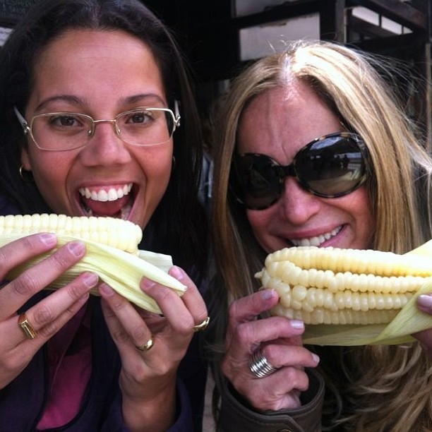 Susana Vieira e a produtora Carol comendo milho (Foto: Reprodução_Instagram)
