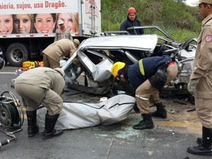 A mãe da família morreu ainda no local do acidente. (Foto: Carlos Frazão/TV Gazeta)