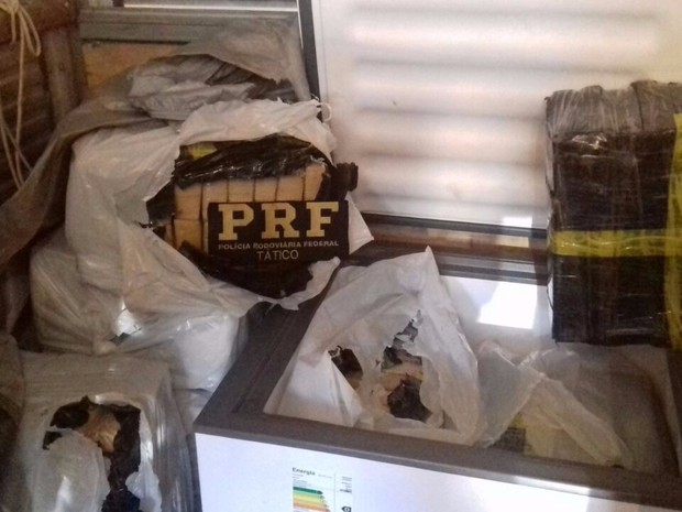 Parte da maconha encontrada em caminhão de mudança abordado na BR-467 estava em um freezer (Foto: PRF/ Divulgação)