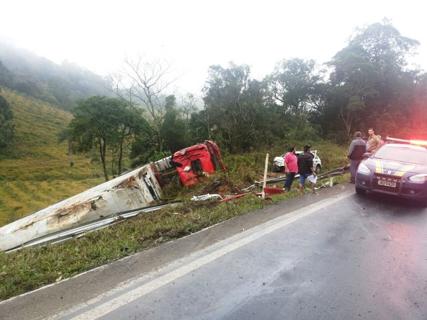 Caminhão parou no acostamento da outra pista (Foto: PRF/Divulgação)