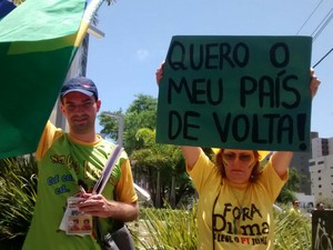 Manifestantes fazem cartazes, em Fortaleza (Foto: Gabriela Alves/G1 CE)