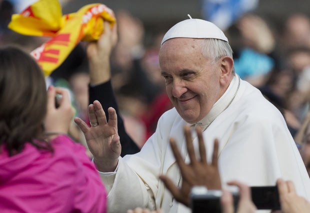 O Papa Francisco reza missa nesta quarta-feira (3) na Praça de São Pedro, no Vaticano (Foto: AP)