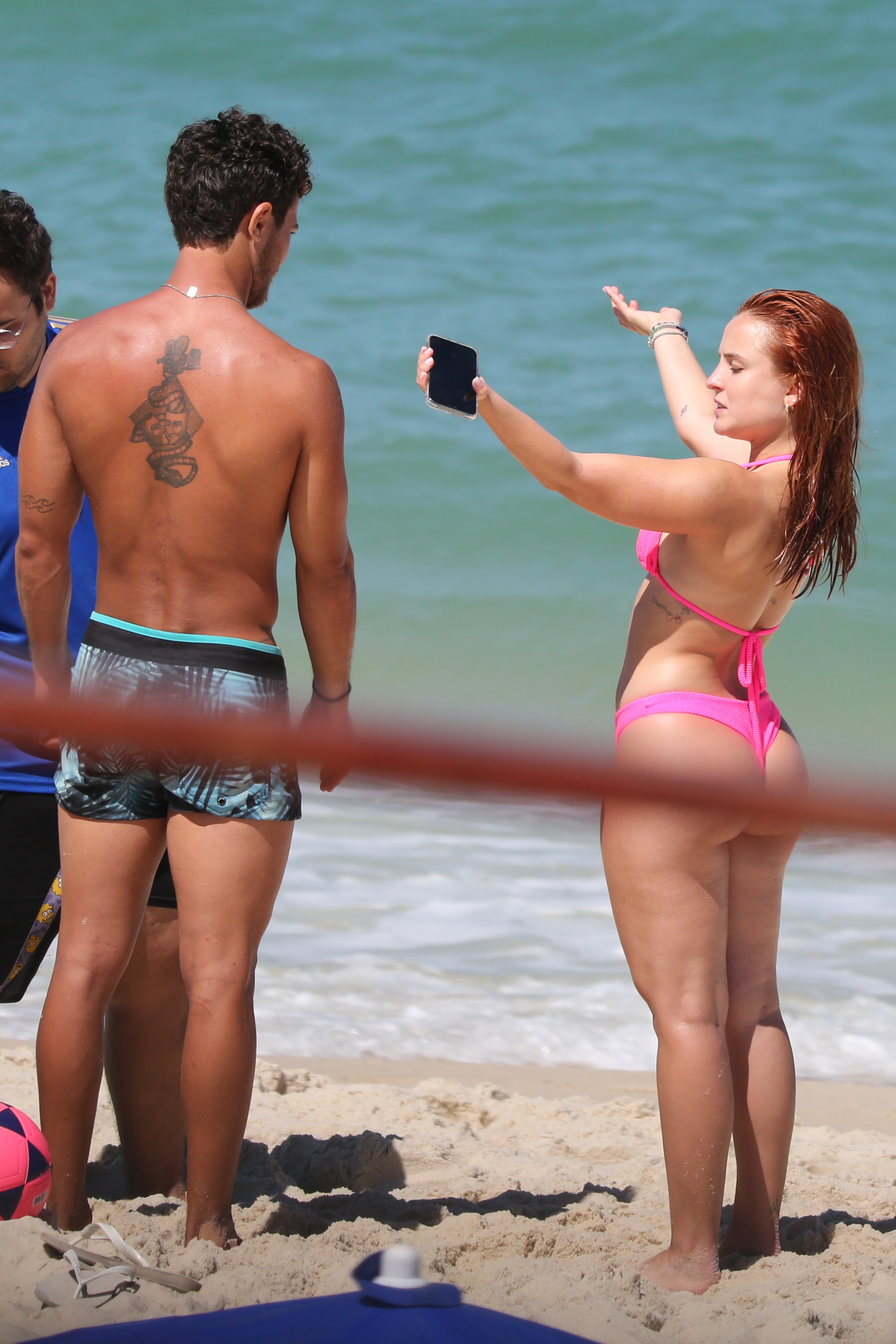 Larissa Manoela e André Luiz Frambach curtem praia no Rio (Foto: AgNews)