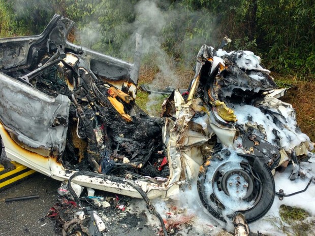 Duas pessoas que estavam em um Fiat Uno morreram em Jaraguá do Sul (Foto: Fábio Junkes/Divulgação )