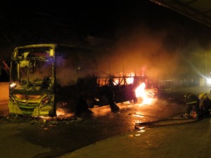 Bombeiros trabalham para apagar o fogo em ônibus no bairro Ingleses, em Florianópolis (Foto: Alex Benicio/Divulgação)