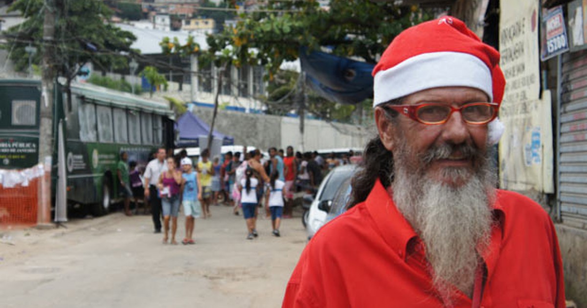 G Morador Se Veste De Papai Noel Para Alegrar Crian As No Alem O