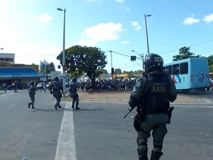 Políciais do Raio disparam balas de borracha para impedir invasão de torcedores a terminal de ônibus (Foto: TV Verdes Mares/Reprodução)