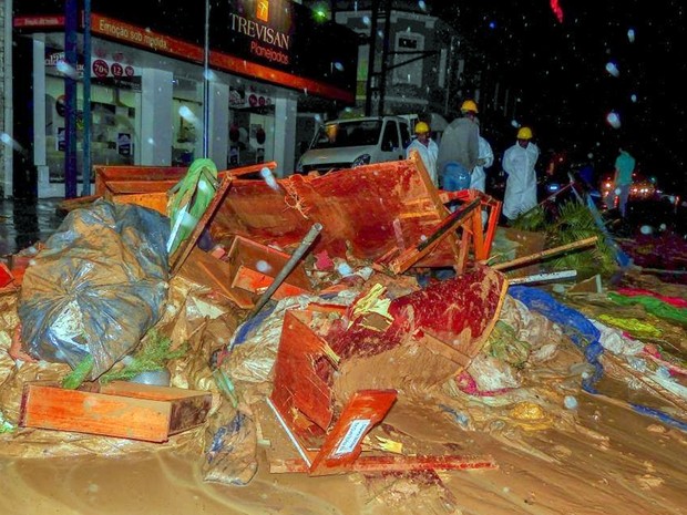 Chuva causa alamentos e deixa muita sujeira nas ruas de Poços de Caldas (Foto: Renan Muniz)