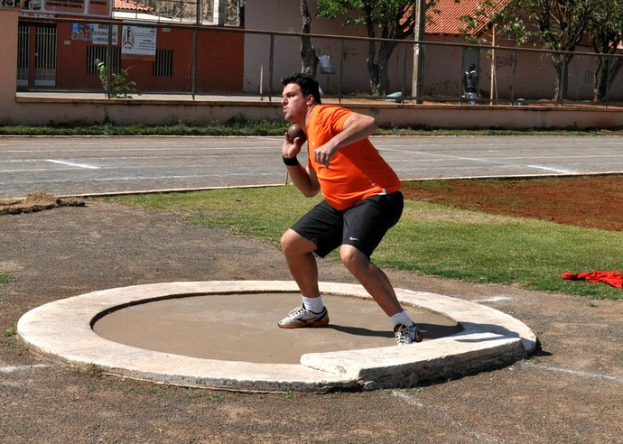 Mauro Júnior tenta defender recorde sul-americano de arremesso de peso (Foto: Edson Cavalli)