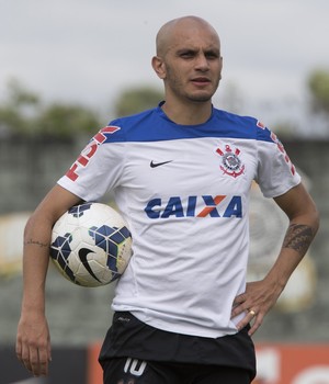 Fábio Santos minimiza pressão e pede 