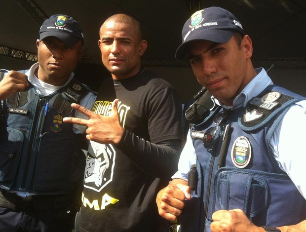 Serginho e os policiais  (Foto: Ana Hissa / Globoesporte.com)