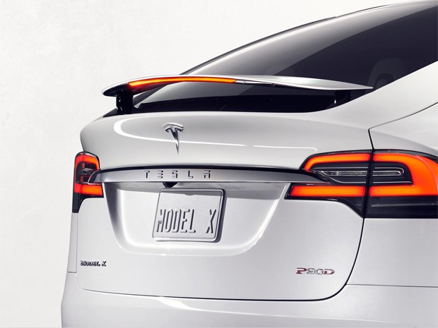 Spoiler traseiro do Tesla Model X se levanta automaticamente (Foto: Divulgação)