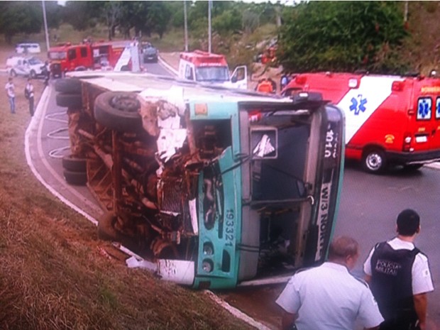 Ônibus tombou próximo ao Hospital Regional de Paranoá (Foto: Reprodução/ TV Globo)