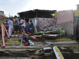 Casa ficou completamente destruída após rompimento de adutora (Foto: Alexandre Lima/ Arquivo Pessoal)