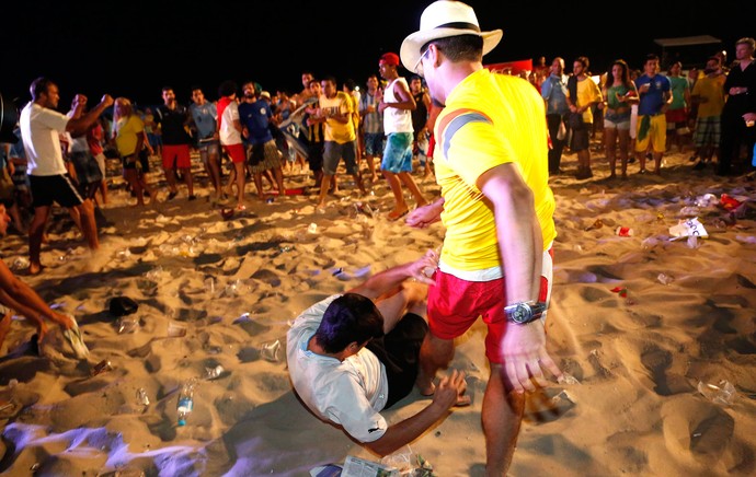 briga entre torcidas no Fifa Fan Fest (Foto: Hudson Pontes / Agência O Globo)