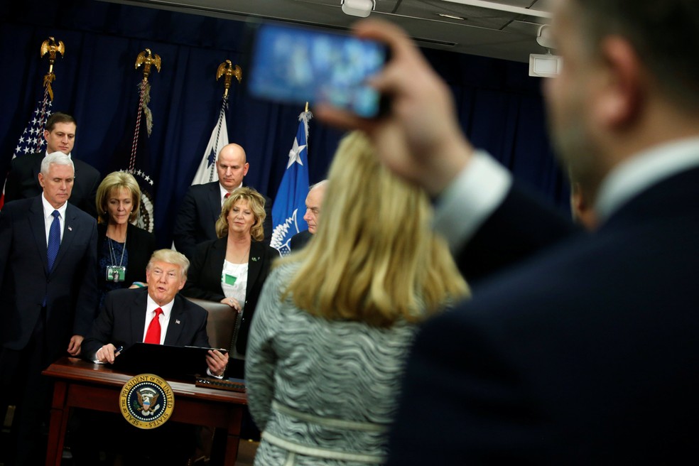 Trump durante a cerimônia de assinatura da ordem que, entre outras coisas, destina verbas para o muro na fronteira (Foto: Reuters/Jonathan Ernst)