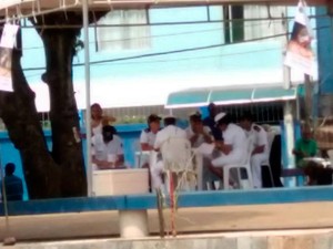 População recebeu panfletos informativos (Foto: Juliana Almirante/G1)