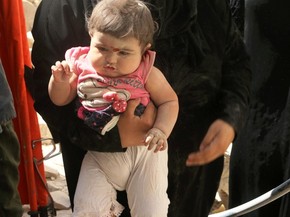 Bebe E Encontrado Vivo Sob Escombros Apos Bombardeio Na Siria Mundo G1