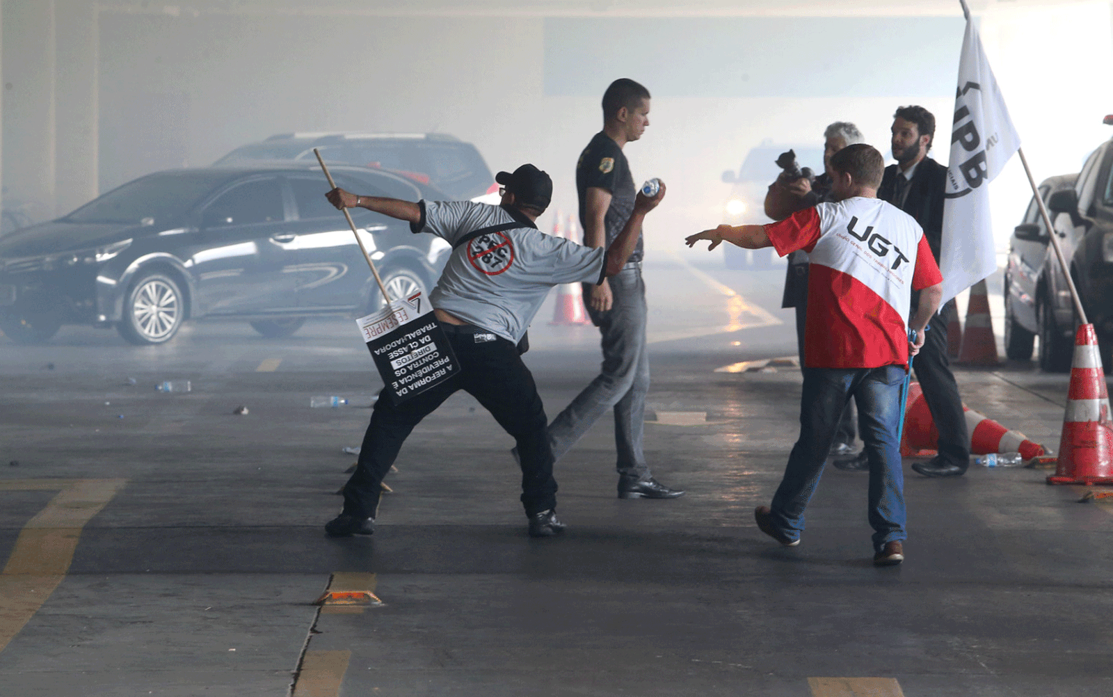 Policiais atiram objetos contra vidraça do Congresso Nacional (Foto:  André Dusek/Estadão Conteúdo)