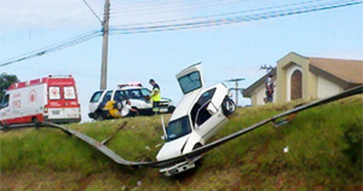 G Prote O Segura Carro Pendurado Em Barranco No Interior De Sp