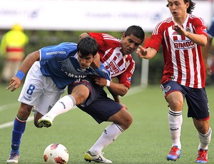 Miguel Ponce e Augusto Fernández - Chivas 0 x 2 Vélez Sarfield (Foto: EFE)