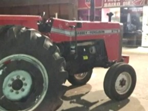 Grupo usa trator para quebrar parede de supermercado e furtar cofre em Itumbiara, Goiás (Foto: Reprodução/ TV Anhanguera) Grupo usa trator para quebrar parede de supermercado e furtar cofre em Itumbiara, Goiás (Foto: Reprodução/ TV Anhanguera)
