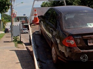 Carro foi guinchado ao lado do Hospital Santa Helena, em Cuiabá. (Foto: Reprodução/TVCA)