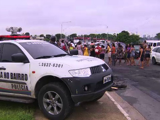 Manifestantes pediam a construção de pontes de acesso no local (Foto: Reprodução/TV Amazonas)
