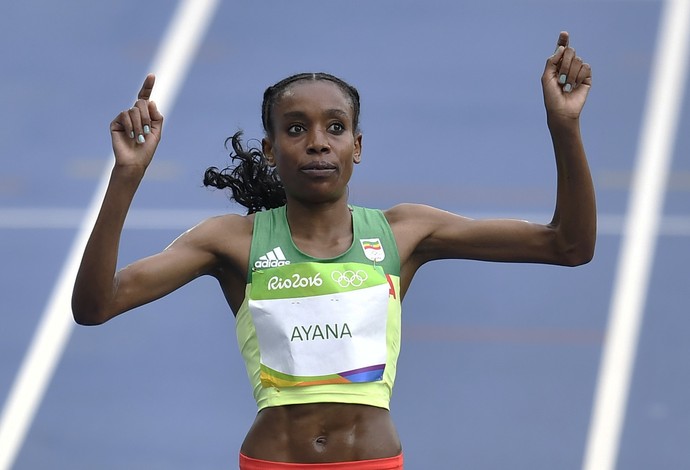 Almaz Ayana, da Etiópia, vence 10.000 metros e bate recorde mundial (Foto: AP)