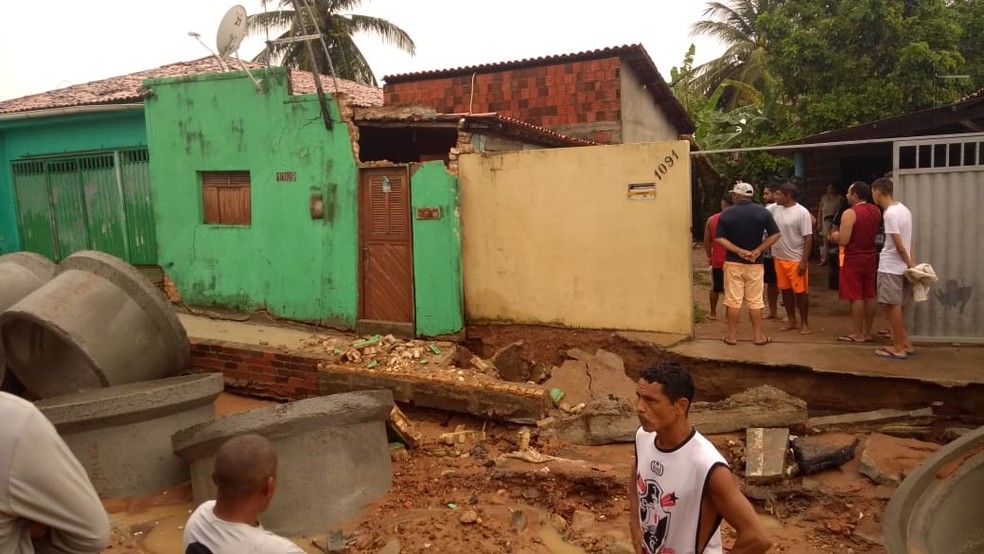 Parte da frente de uma casa na Rua Santa Luzia, no bairro Igapó, desabou após as chuvas — Foto: José Idis Barbosa/Cedida