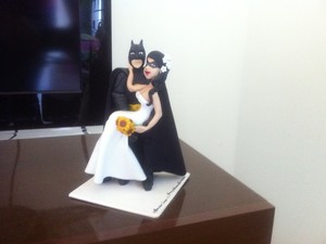 Enfeite do bolo de casamento também revela estilo Batman. (Foto: Diego Souza / G1)