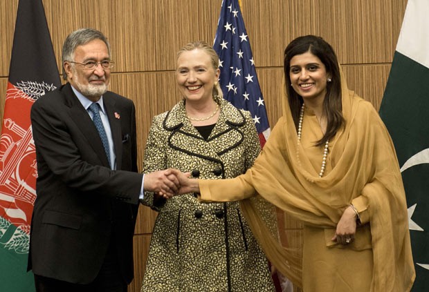 O chanceler afegão, Zalmai Rassoul, a secretária de Estado dos EUA, Hillary Clinton, e a chanceler paquistanesa, Hina Rabbani Khar, posam para foto antes de reunião em Tóquio, neste domingo (8) (Foto: Brendan Smialowski / AP)