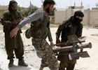Rebeldes sírios lançam foguete caseiro contra forças de Assad (Reuters/Ahmad Rif)
