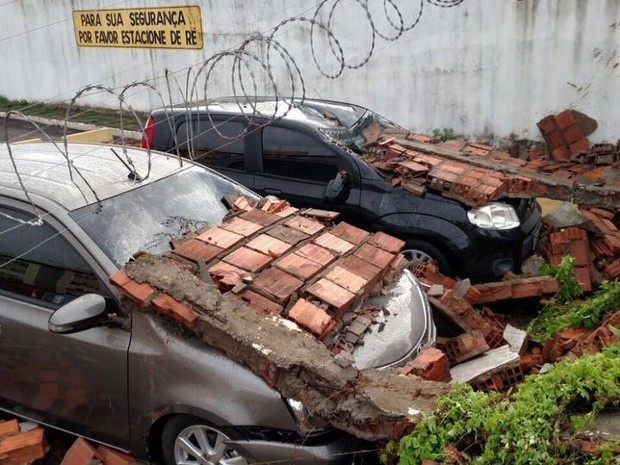 Na Rua do Aririzal, bairro da Cohama, parte do muro do Condomínio Village das Palmeiras II desabou (Foto: Douglas Pinto / TV Mirante)