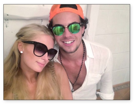 Paris Hilton, 33 anos, e o estudante brasileiro Álvaro Garnero, de 18, estão se conhecendo melhor  (Foto: Reprodução Instagram)