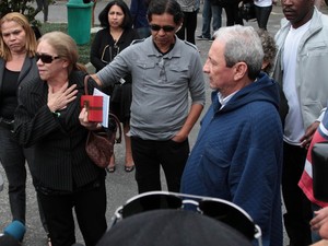 Pais de Champignon falam na saída do velório (Foto: AgNews)