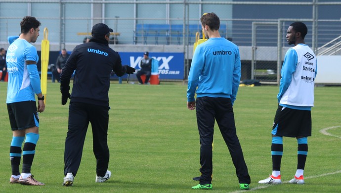 Roger Machado GrÊmio treino Negueba Grêmio (Foto: Eduardo Deconto/GloboEsporte.com) Roger Machado GrÊmio treino Negueba Grêmio (Foto: Eduardo Deconto/GloboEsporte.com)