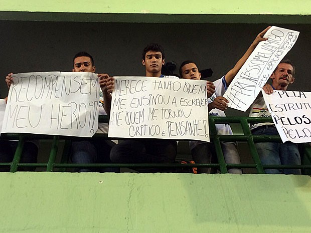 Grupo de alunos levou cartazes em apoio à mobilização dos professores (Foto: Vitor Tavares / G1)