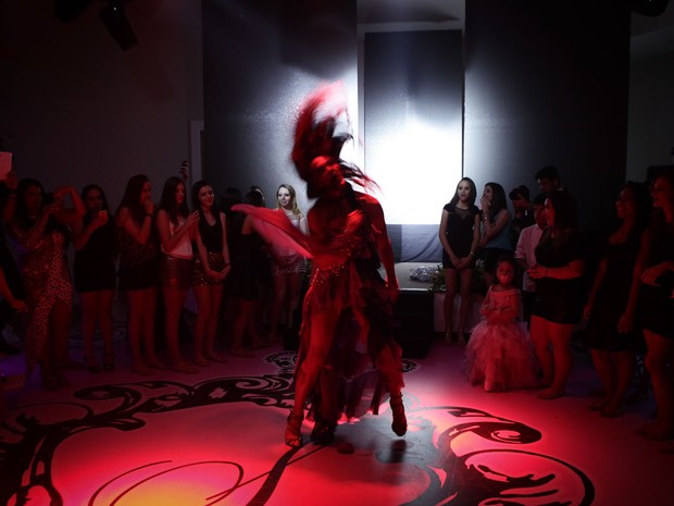 Festa contou com show de drag queen e uma escola de samba (Foto: Caio Kenji/G1)