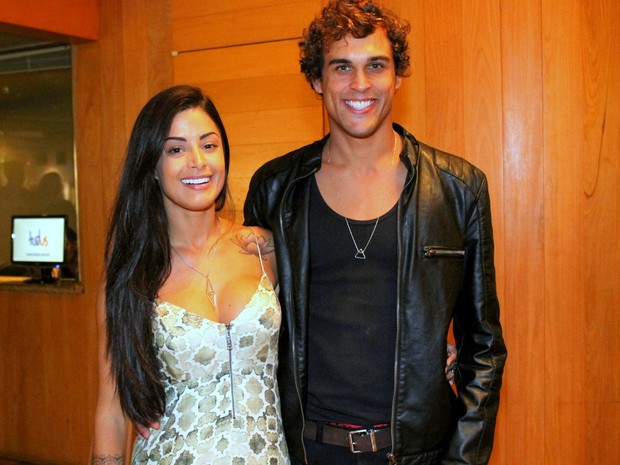 Aline Riscado e Felipe Roque em teatro na Zona Sul do Rio (Foto: Daniel Delmiro/ Ag. News)